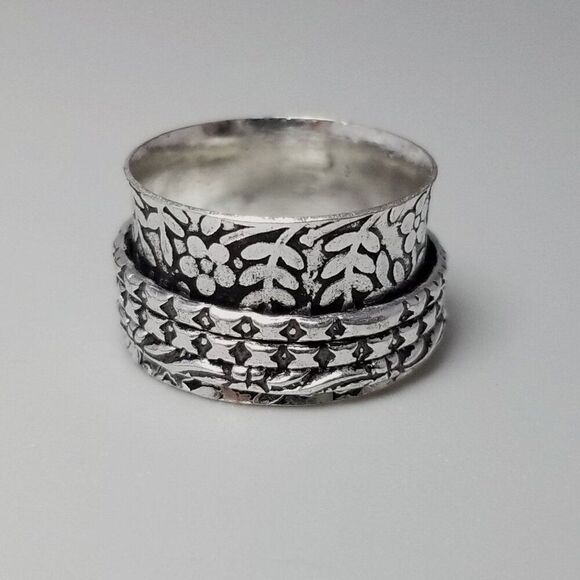 Vintage Silver Tone Spinner Ring, Size 7.5 Wide Fidget Band, Floral Leaf Design - Picture 1 of 7